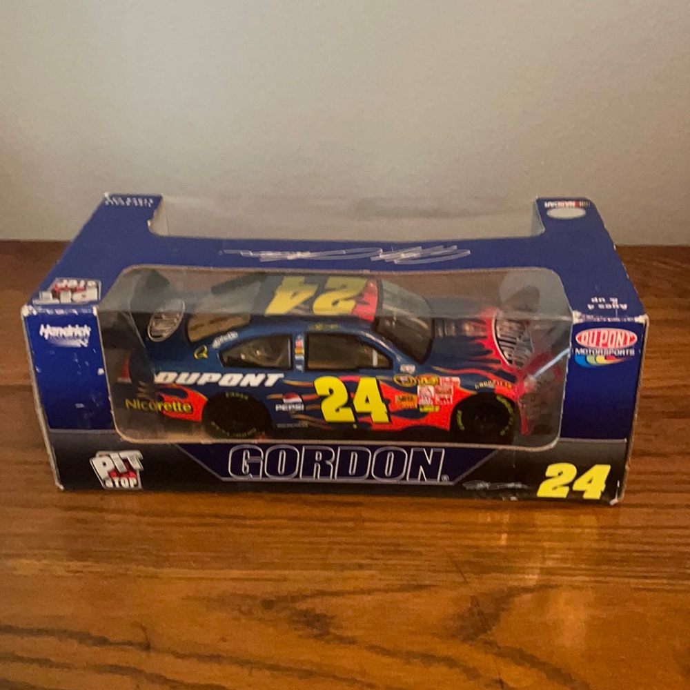 Dupont Nascar Jeff Gordon 24 Pit Stop 1:24 Scale Stock Car 2008